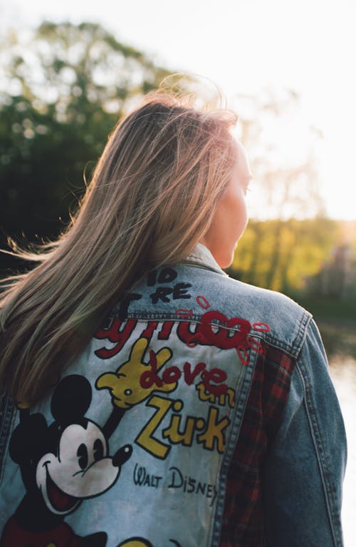 Fotobanka s bezplatnými fotkami na tému blondína, džínsová bunda, jean bunda