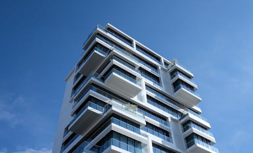 Edifício De Concreto Branco Sob O Céu Azul Ensolarado