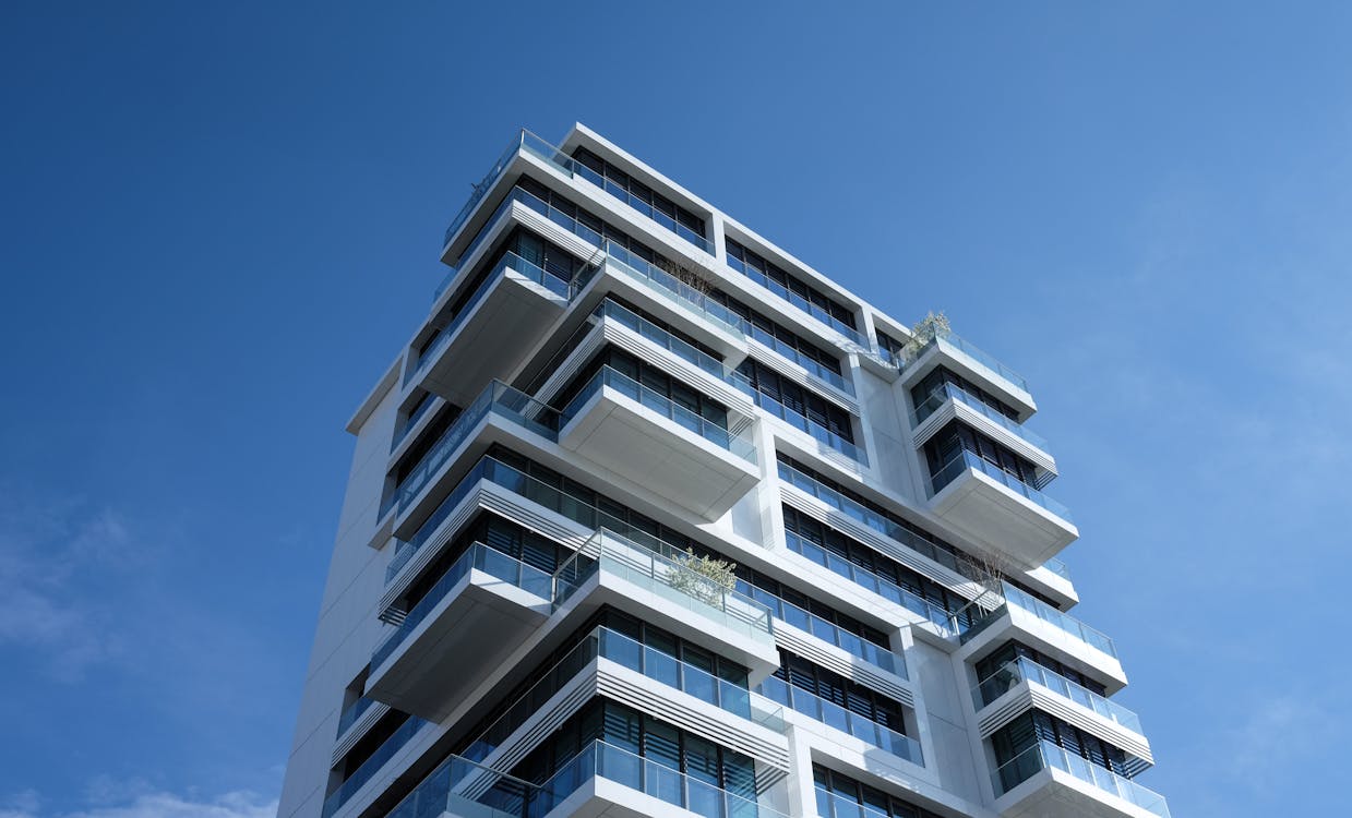 Gratuit Bâtiment En Béton Blanc Sous Un Ciel Bleu Ensoleillé Photos