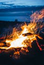 海滩上的篝火，在暮色的天空下，火花飞溅，营造出温暖而宁静的气氛