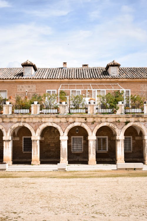 Immagine gratuita di archi, architettura, balcone