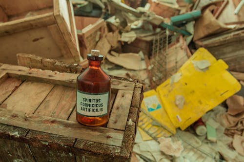 Photos gratuites de boîte en bois, bouteille en verre, désordonné