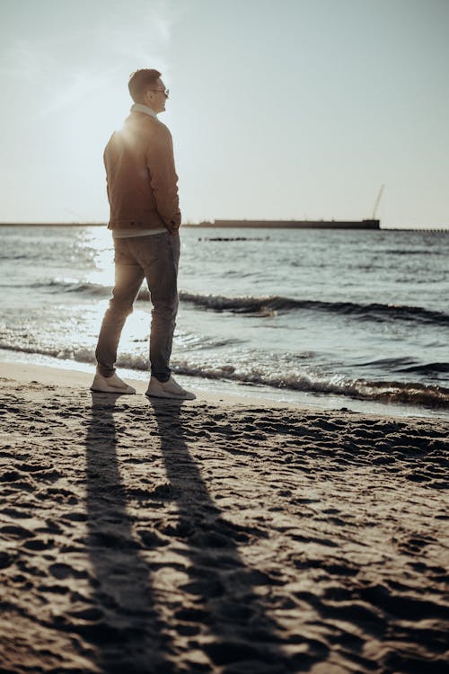 Ücretsiz adam, ayakta, deniz içeren Ücretsiz stok fotoğraf Stok Fotoğraflar