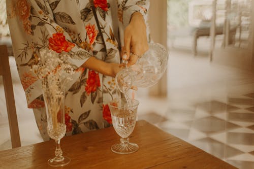 Free A Person Pouring Water in the Glass Stock Photo