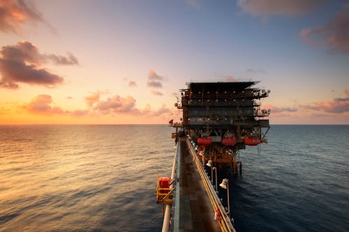 Free Offshore Drilling Rig on Body of Water Stock Photo