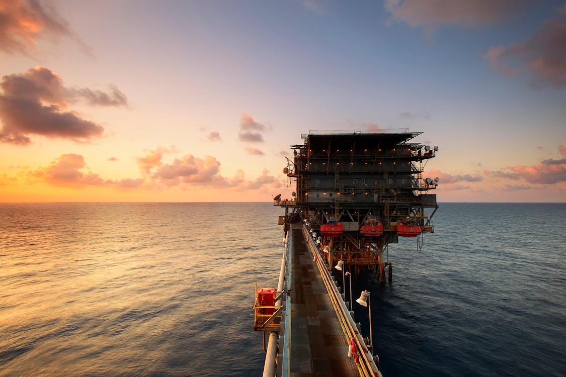 Free Offshore Drilling Rig on Body of Water Stock Photo
