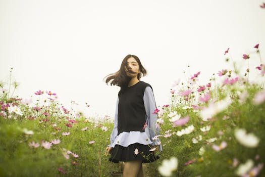 一位年轻女子在生机盎然的花田中，拥抱大自然的宁静