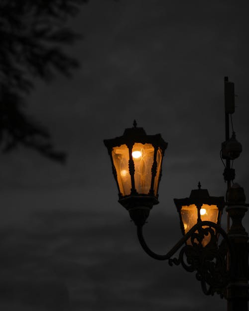 Fotobanka s bezplatnými fotkami na tému ľahké stĺpiky, noc, pouličné osvetlenie