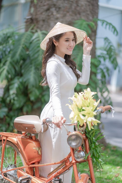 Kostenloses Stock Foto zu ao dai, asiatische frau, chapéu cònic asiàtic