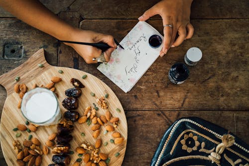 Gratis lagerfoto af dadler, hænder, iftar