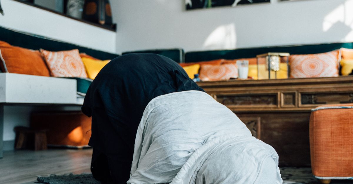 Rüyada Kıbleyi Yanlış Yöne Dönmek - Rüya Tabiri ve Anlamı - Siyah Pantolonlu Ve Gri Eşarplı Bir Kişi Dua Ediyor