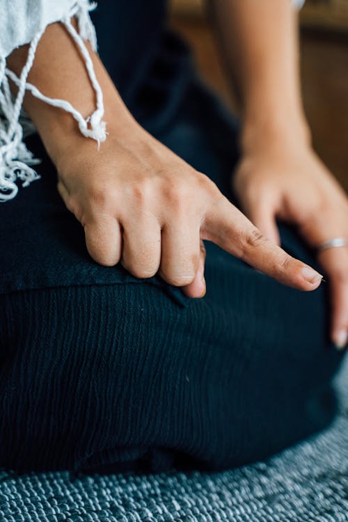 Fotobanka s bezplatnými fotkami na tému ukazujúci prst, zväčšenie, zvislý záber