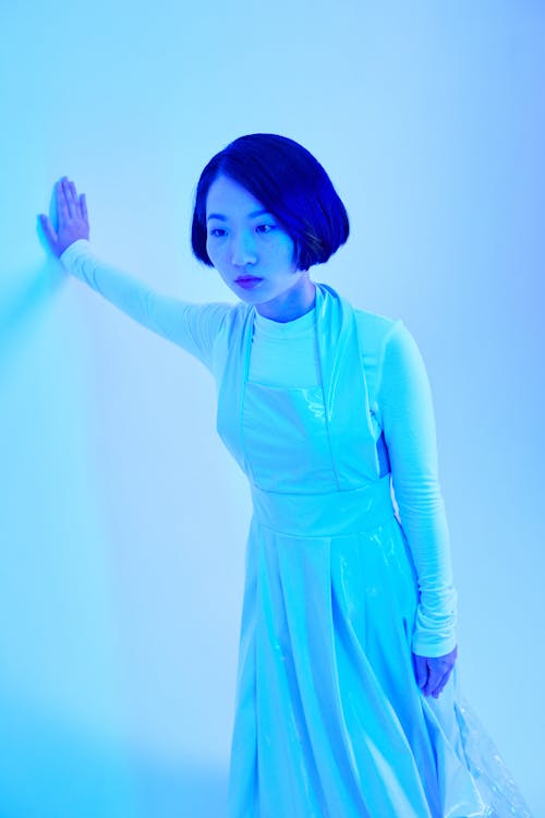 Gratis stockfoto met Aziatische vrouw, blauwe achtergrond, conceptueel