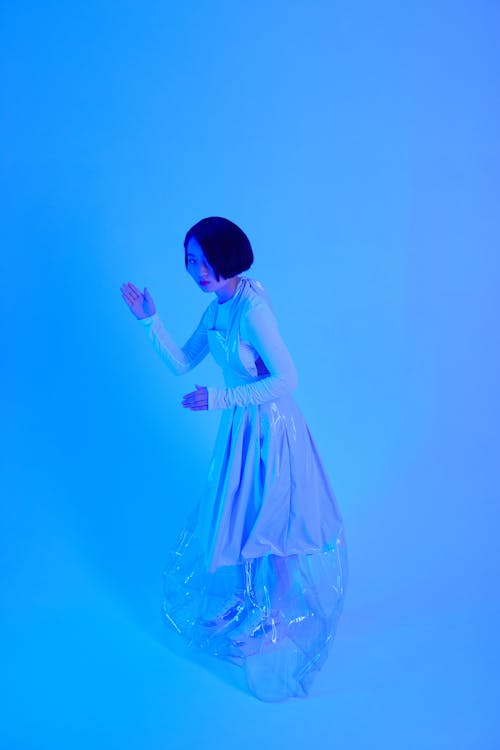 Безкоштовне стокове фото на тему «азіатська жінка, блакитний фон, вертикальні постріл»