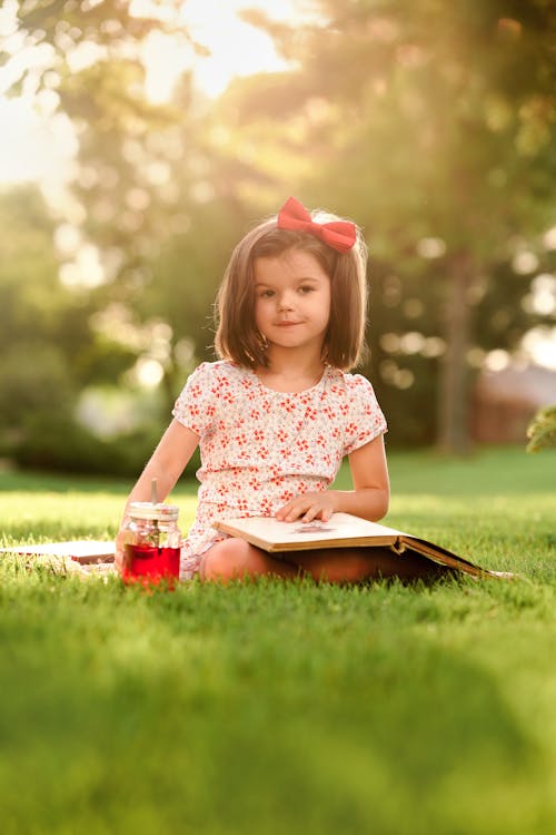 Gratis stockfoto met aantrekkelijk mooi, bloemen shirt, boek