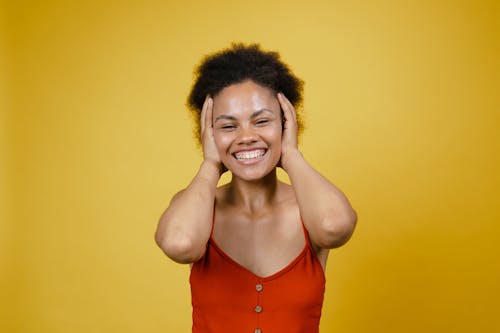 Kostenloses Stock Foto zu afro-haar, afroamerikaner-frau, blick in die kamera