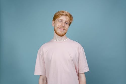 Free A Man Smiling while Looking at the Camera Stock Photo