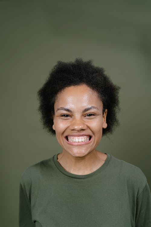 Free Photos gratuites de cheveux afro, expression du visage, femme afro-américaine Stock Photo