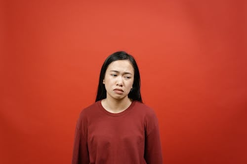 Gratis stockfoto met Aziatische vrouw, binnen, droefig