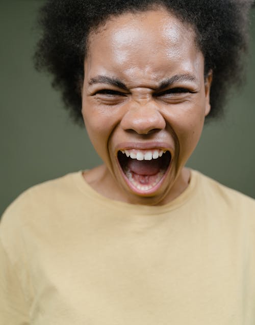 Gratis Fotos de stock gratuitas de boca abierta, cabello afro, camisa beige Foto de stock
