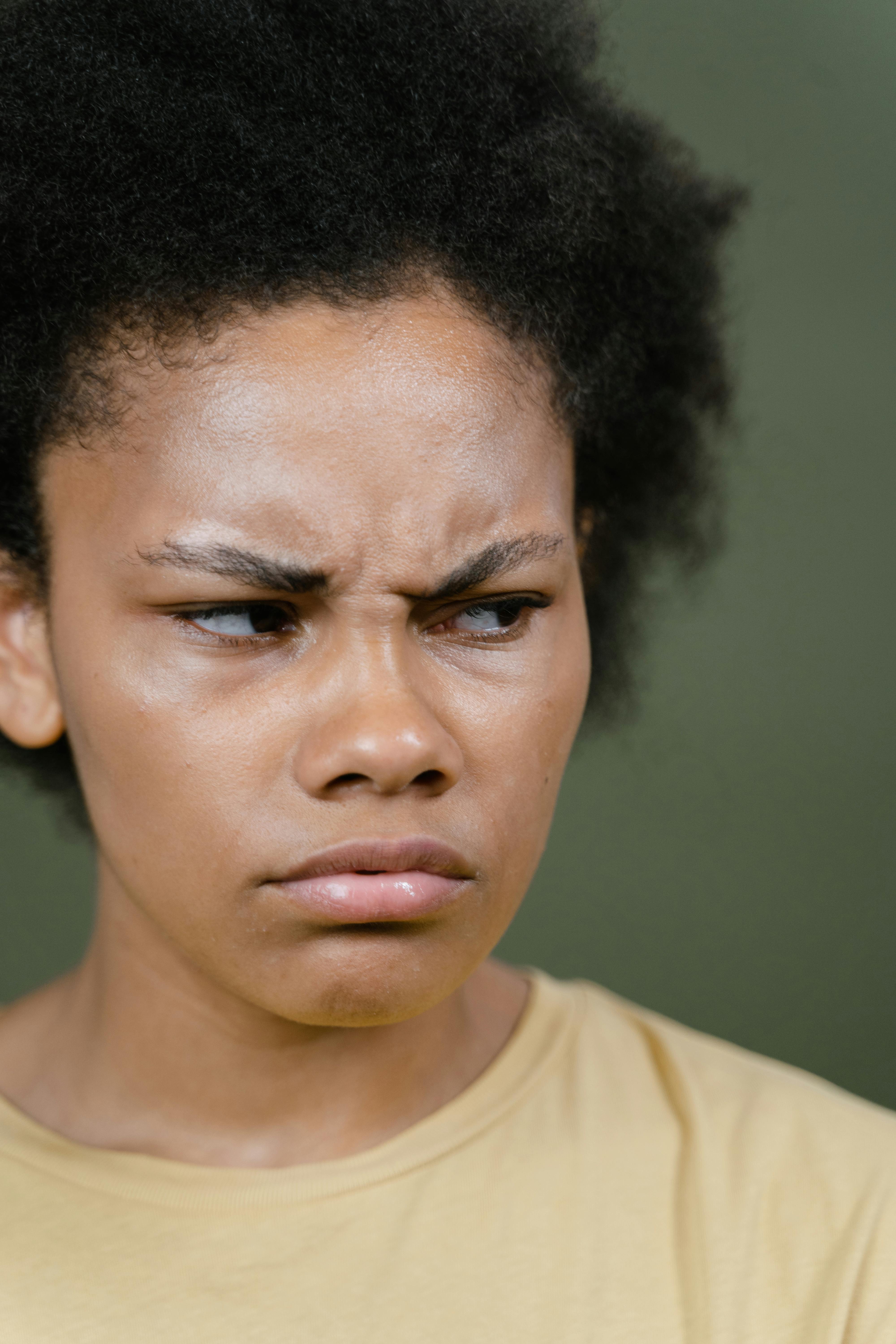 Foto Profissional Gratuita De Bravo Cabelo Afro Cara Emoção