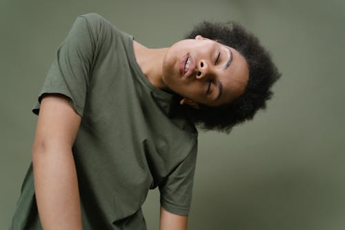 afrikalı-amerikalı kadın, afro saç, gözler kapalı içeren Ücretsiz stok fotoğraf