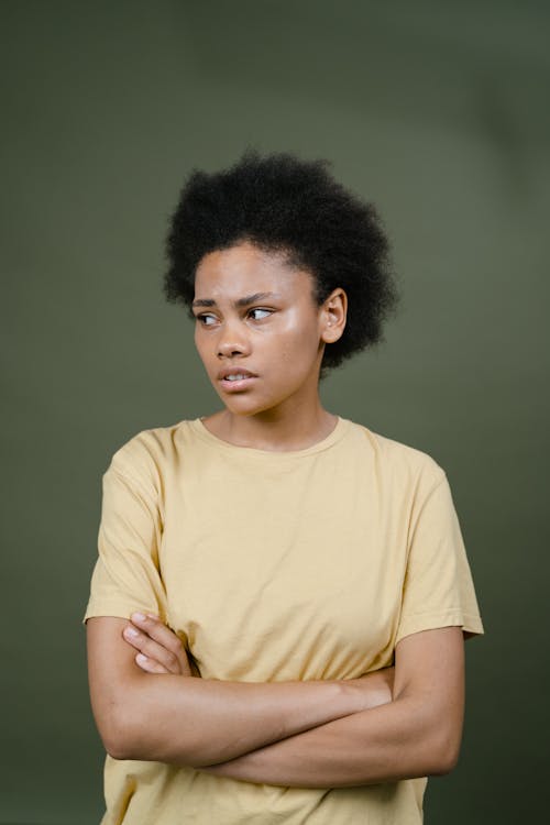 afrikalı-amerikalı kadın, afro saç, dikey atış içeren Ücretsiz stok fotoğraf