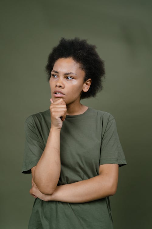 Безкоштовне стокове фото на тему «афро волосся, афро-американська жінка, вертикальні постріл»