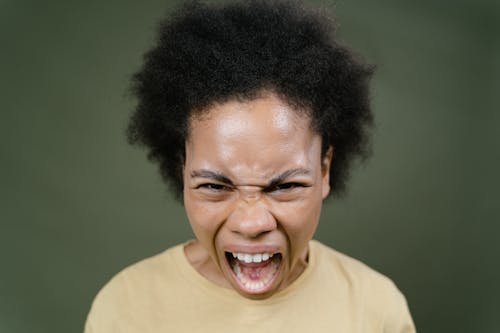 Immagine gratuita di arrabbiato, avvicinamento, capelli afro