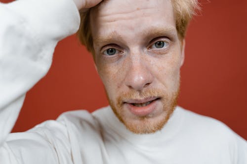 Základová fotografie zdarma na téma bílé dlouhé rukávy, bílý svetr, blond vlasy