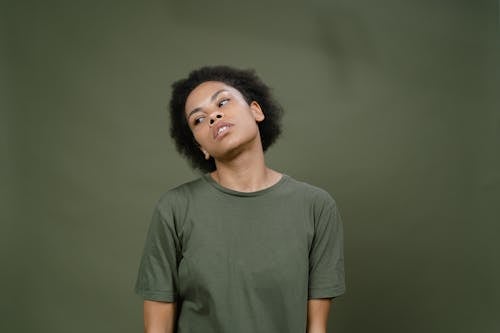 Free アフリカ系アメリカ人女性, アフロヘアー, グレーのシャツの無料の写真素材 Stock Photo