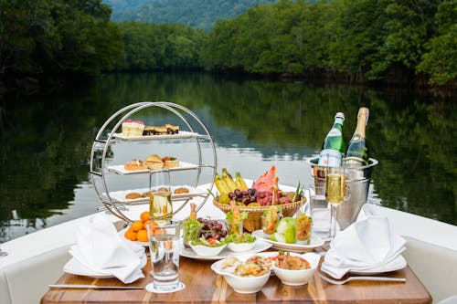 食物和酒瓶在船內桌上的食物攝影