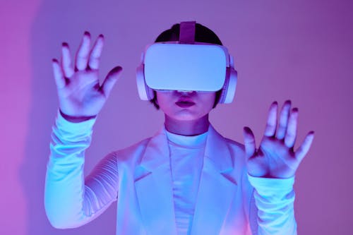 Free A Woman Wearing a Virtual Reality Goggles Stock Photo