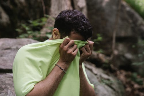 Безкоштовне стокове фото на тему «витирання, зелену сорочку, людина»