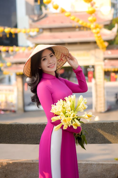 Gratis arkivbilde med ao dai, asiatisk kvinne, blomster