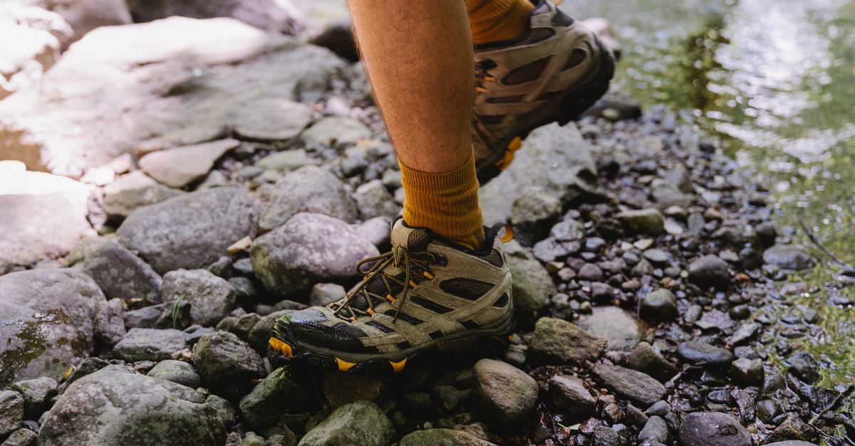 Wandelaar trekt wandelschoenen met stevige sokken aan voor een wandeling