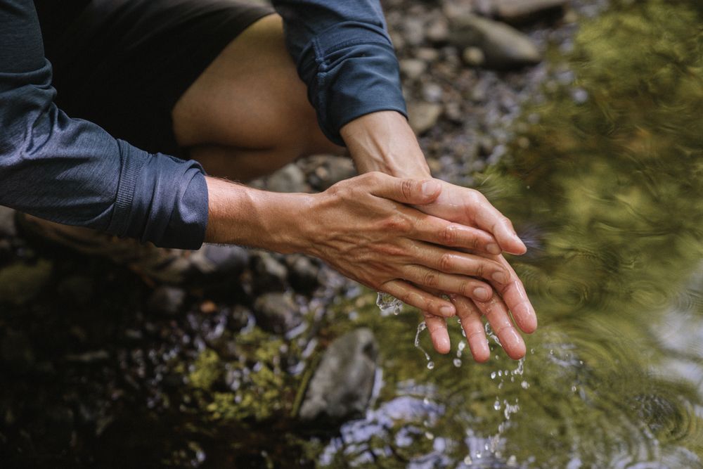 Manos en el agua de un río