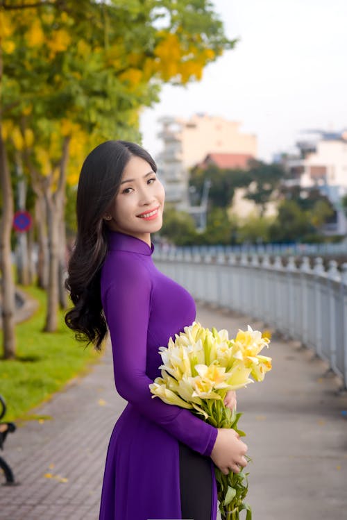 Gratis arkivbilde med ao dai, Asiatisk, gule blomster