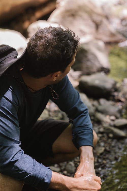 Kostenloses Stock Foto zu geduckt, rucksack, schwarzes haar