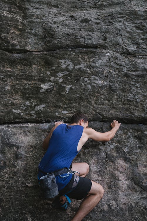 Fotos de stock gratuitas de alpinista, camiseta sin mangas azul, escalada en roca