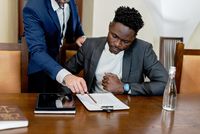 Advogado e cliente analisando documentos do inventário