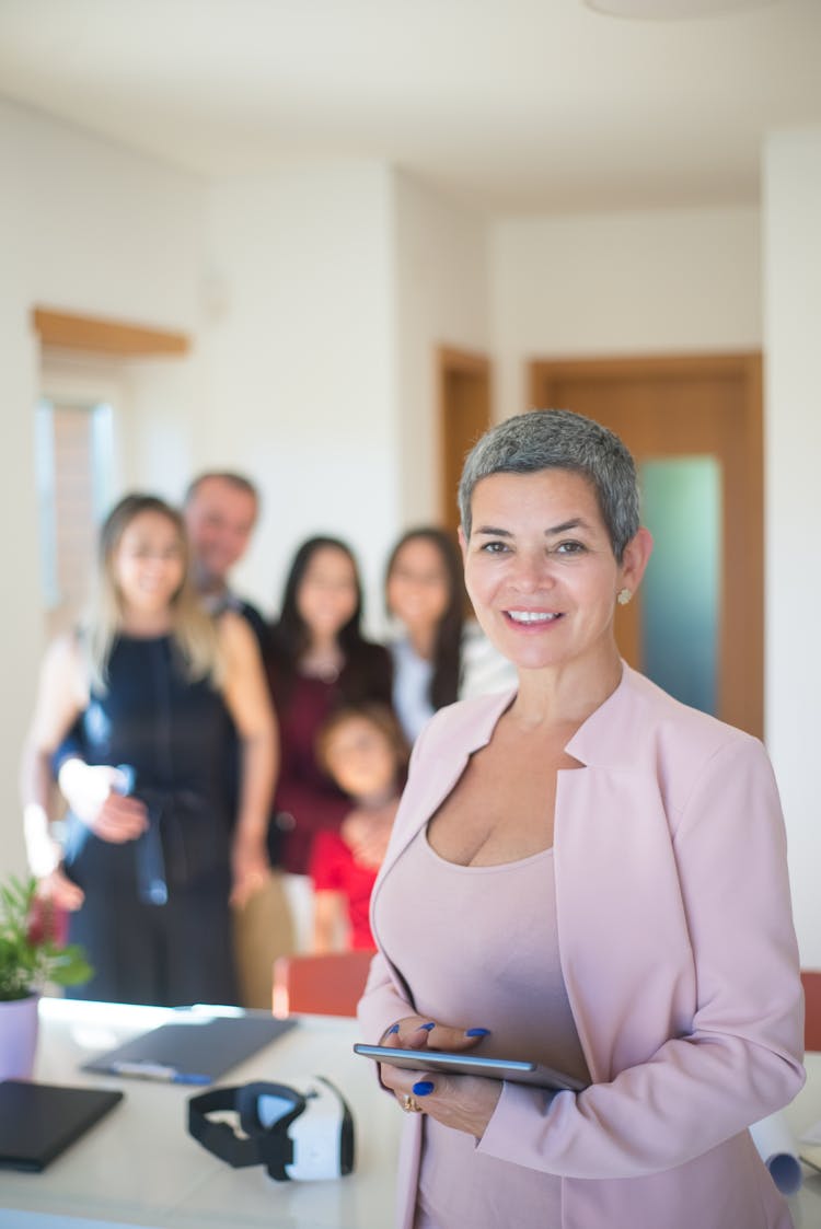 A Woman In Corporate Attire Standing At The Counter