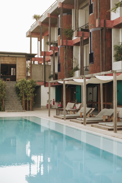 Gratis Villa contemporanea con una piscina tranquilla e eleganti lettini per il relax. Foto a disposizione