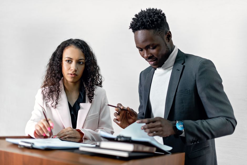 Profesionales de negocios firmando un contrato juntos, simbolizando colaboración.