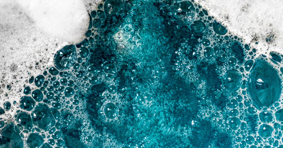 Rüyada Denizin Taştığını Görmek - Rüya Tabiri ve Anlamı - Close-up of blue foam bubbles merging with water, creating a mesmerizing texture.