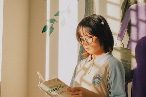 Fotobanka s bezplatnými fotkami na tému ázijské dievča, čítanie, dioptrické okuliare