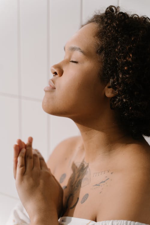 Foto profissional grátis de cabelo cacheado, cabelo curto, mulher afro-americana