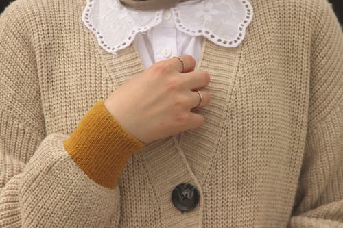 бесплатная Бесплатное стоковое фото с блузка, женщина, кардиган Стоковое фото