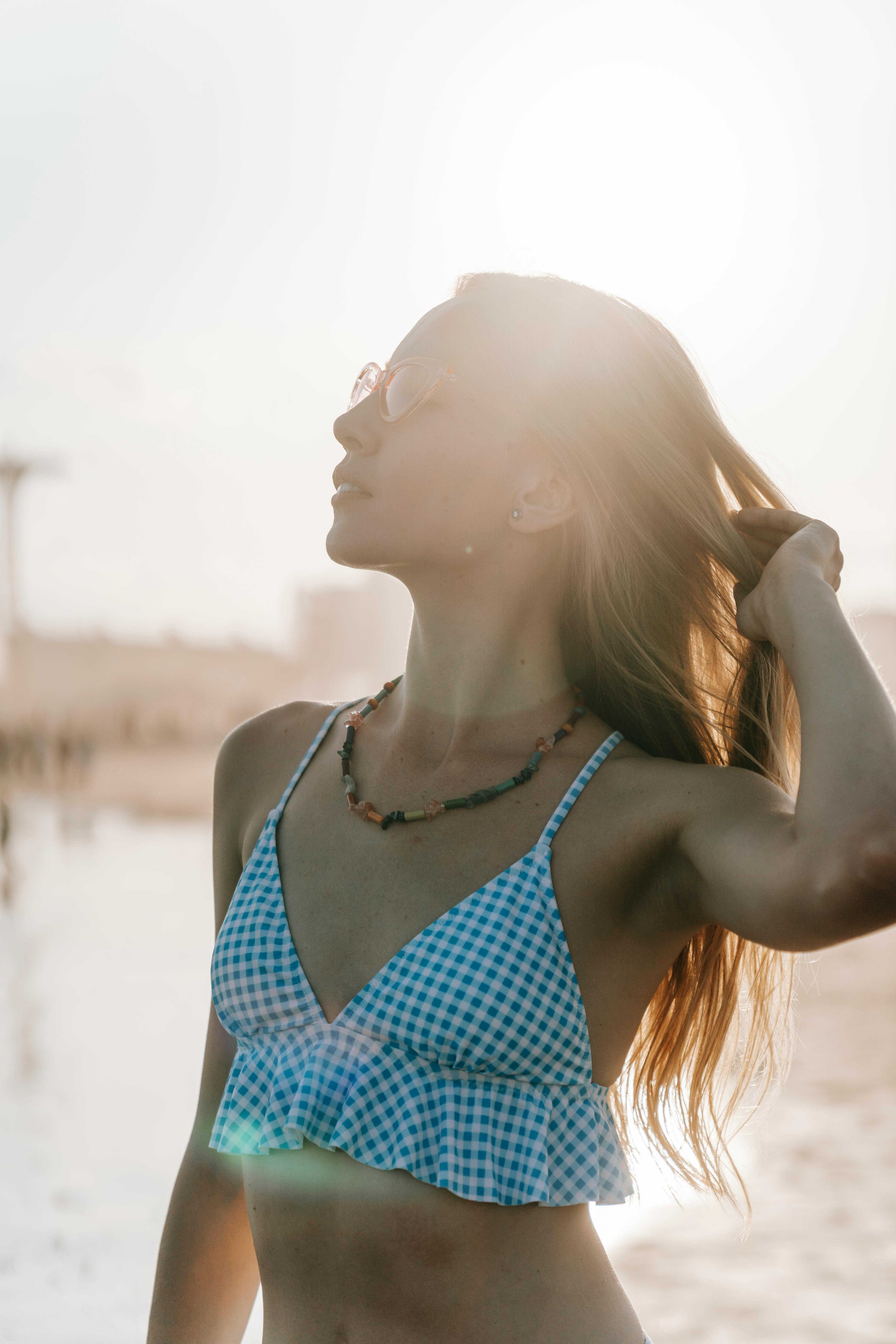穿着比基尼的年轻女子在风景优美的海滩上晒着阳光
