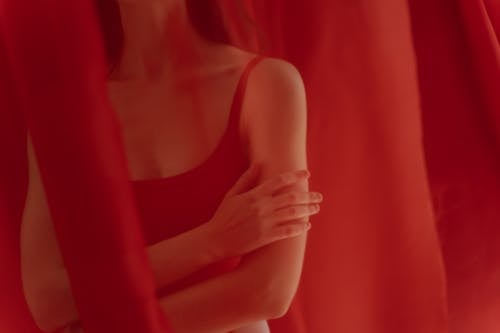 Foto profissional grátis de cortina vermelha, fechar-se, maiô